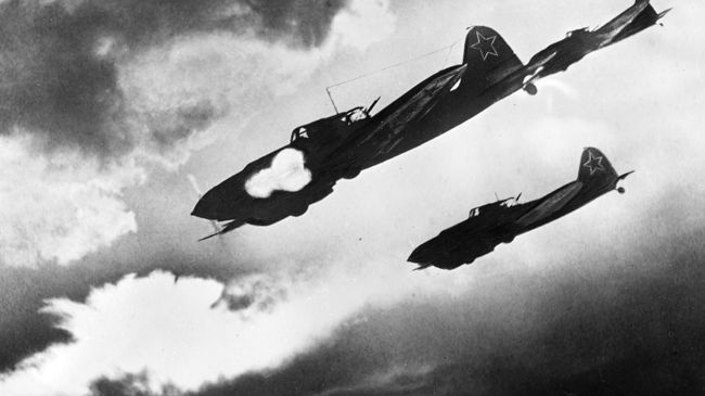 Советские летчики на самолетах ИЛ-2 атакуют колонну противника во время битвы на Курской дуге. Архивное фото Советские летчики на самолетах ИЛ-2 атакуют колонну противника во время битвы на Курской дуге. Архивное фото