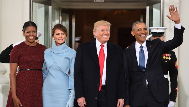 Мишель Обама, Меланья Трамп, Дональд Трамп и Барак Обама в Белом доме в Вашингтоне Мишель Обама, Меланья Трамп, Дональд Трамп и Барак Обама в Белом доме в Вашингтоне