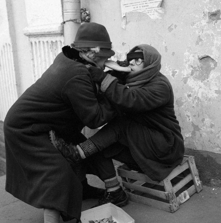 Заслуженная артистка РСФСР Лия Ахеджакова (справа) и актриса Ольга Волкова (слева) в сцене из фильма Небеса обетованные Заслуженная артистка РСФСР Лия Ахеджакова (справа) и актриса Ольга Волкова (слева) в сцене из фильма Небеса обетованные