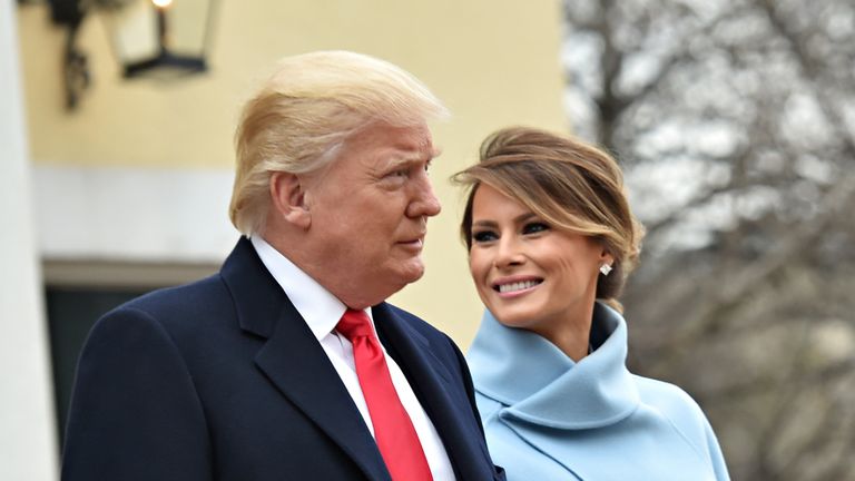 Избранный президент США Дональд Трамп и его жена Мелания возле церкви Святого Иоанна. 20 января 2017 Избранный президент США Дональд Трамп и его жена Мелания возле церкви Святого Иоанна. 20 января 2017