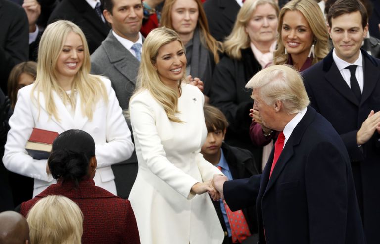 Избранный президент Дональд Трамп приветствует своих дочерей. 20 января 2017 Избранный президент Дональд Трамп приветствует своих дочерей. 20 января 2017
