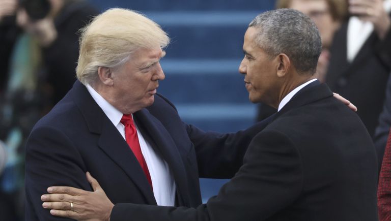 Избранный президент США Дональд Трамп приветствует президента Барака Обаму на инаугурации. 20 января 2017 Избранный президент США Дональд Трамп приветствует президента Барака Обаму на инаугурации. 20 января 2017