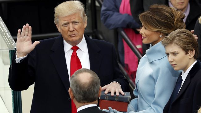 Президент США Дональд Трамп во время принятия присяги. 20 января 2017 Президент США Дональд Трамп во время принятия присяги. 20 января 2017