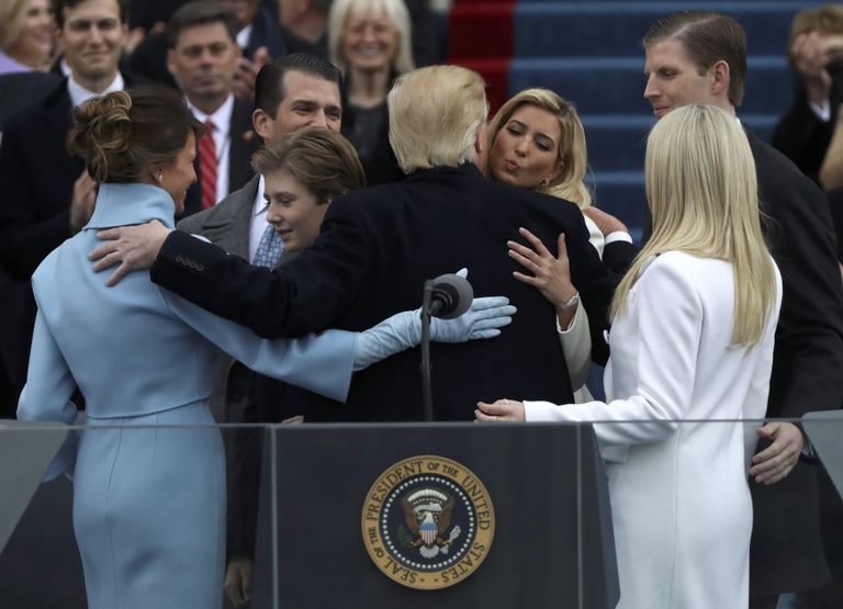 Президент США Дональд Трамп со своей семьей после принятия присяги в Капитолии в Вашингтоне, США. 20 января 2017 Президент США Дональд Трамп со своей семьей после принятия присяги в Капитолии в Вашингтоне, США. 20 января 2017