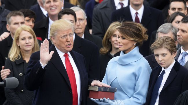 Президент США Дональд Трамп (слева) приносит присягу на церемонии инаугурации в Вашингтоне Президент США Дональд Трамп (слева) приносит присягу на церемонии инаугурации в Вашингтоне