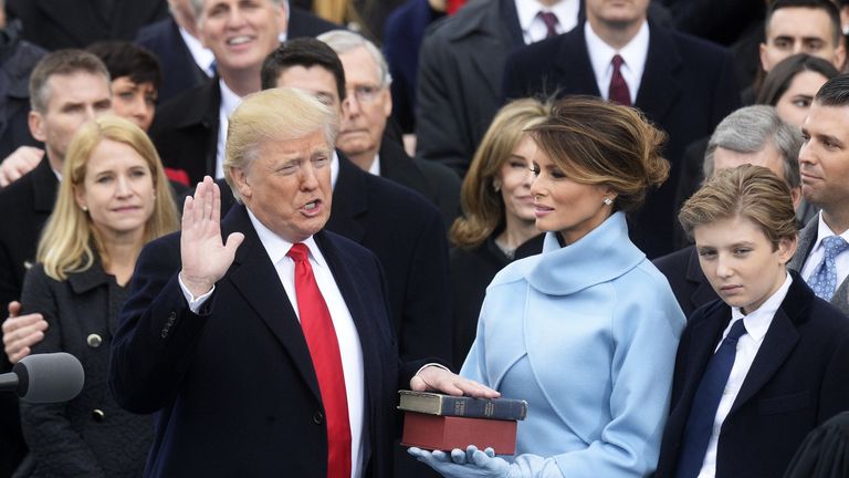 Президент США Дональд Трамп (слева) приносит присягу на церемонии инаугурации в Вашингтоне Президент США Дональд Трамп (слева) приносит присягу на церемонии инаугурации в Вашингтоне