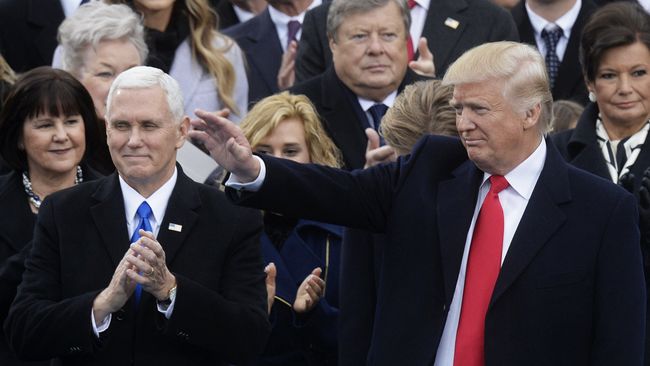 Президент США Дональд Трамп и вице-президент США Майк Пенс на церемонии инаугурации в Вашингтоне Президент США Дональд Трамп и вице-президент США Майк Пенс на церемонии инаугурации в Вашингтоне