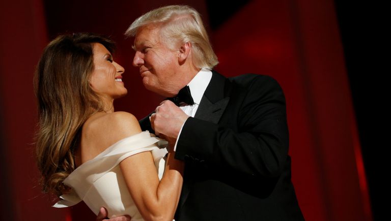Президент США Дональд Трамп и первая леди Меланья Трамп на балу Liberty в честь своей инаугурации в Вашингтоне Президент США Дональд Трамп и первая леди Меланья Трамп на балу Liberty в честь своей инаугурации в Вашингтоне