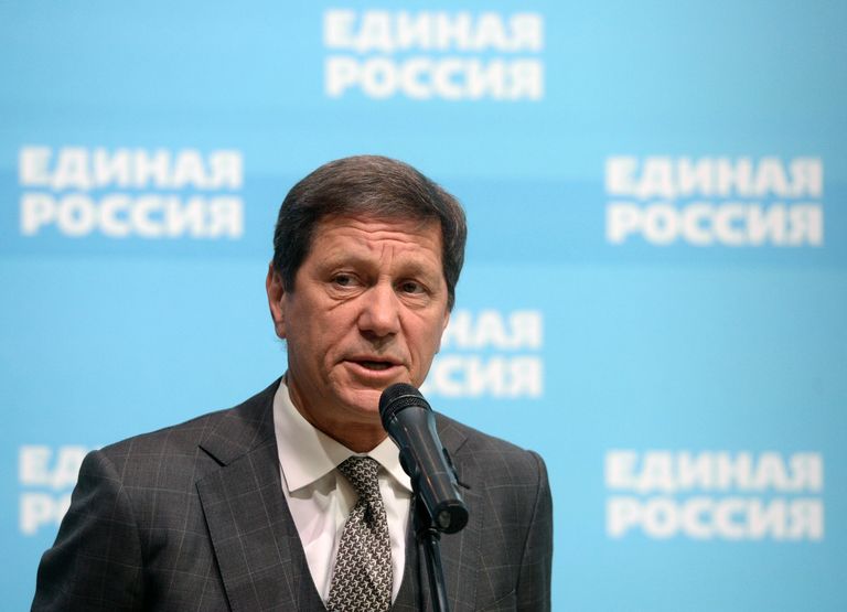 Первый заместитель председателя Госдумы РФ Александр Жуков отвечает на вопросы журналистов перед началом XVI съезда партии Единая Россия в Москве Первый заместитель председателя Госдумы РФ Александр Жуков отвечает на вопросы журналистов перед началом XVI съезда партии Единая Россия в Москве