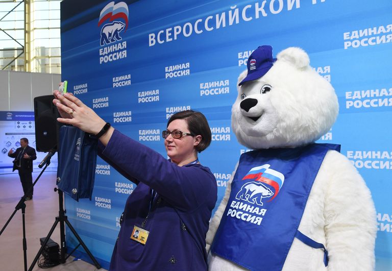 Делегат фотографируется перед началом XVI съезда партии Единая Россия в Москве Делегат фотографируется перед началом XVI съезда партии Единая Россия в Москве