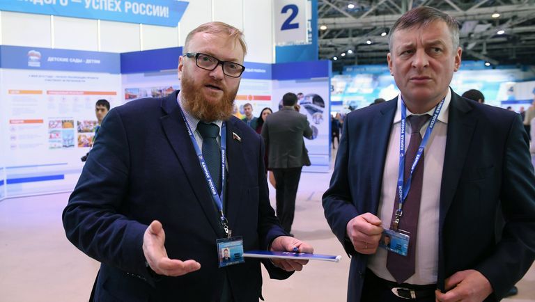 Член комитета Госдумы РФ по международным делам Виталий Милонов и генеральный директор Газпром СПГ Санкт-Петербург Сергей Густов перед началом XVI съезда партии Единая Россия в Москве