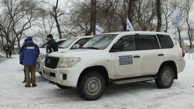 Представители ОБСЕ во время посещения школы в поселке Александровка Донецкой области Представители ОБСЕ во время посещения школы в поселке Александровка Донецкой области