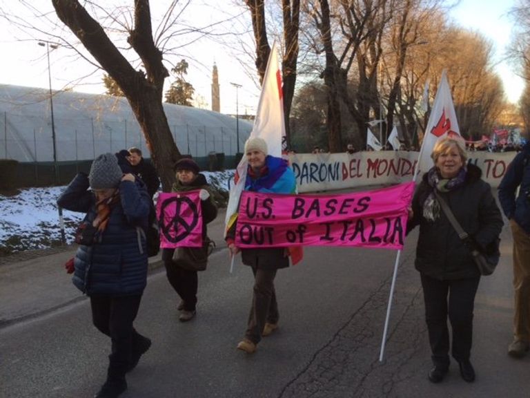 Участники акции протеста против американских военных баз на улицах итальянского города Виченца