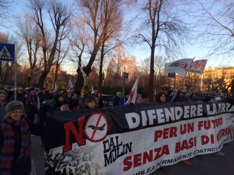 Участники акции протеста против американских военных баз на улицах итальянского города Виченца