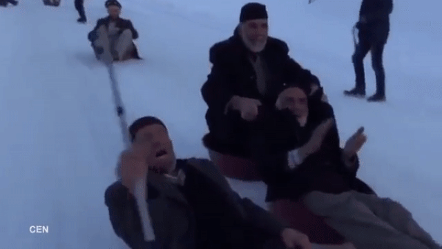 Турецкие дедушки катаются gif Турецкие дедушки катаются gif