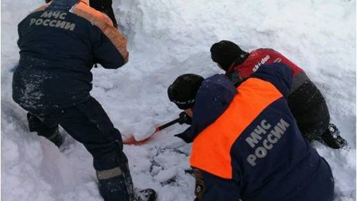 Спасатели проводят поисково-спасательную операцию по спасению туристов, попавших под cнежную лавину - РИА Новости, 1920, 06.01.2022