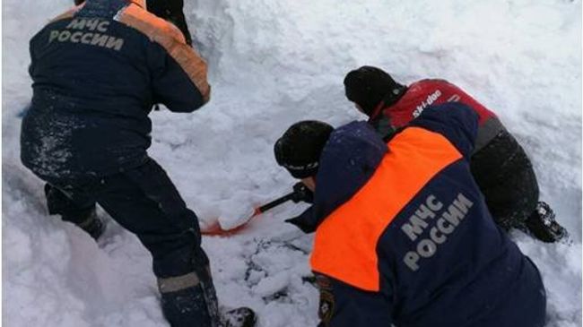Мурманские спасатели проводят поисково-спасательную операцию по спасению туристов, попавших под cнежную лавину Мурманские спасатели проводят поисково-спасательную операцию по спасению туристов, попавших под cнежную лавину