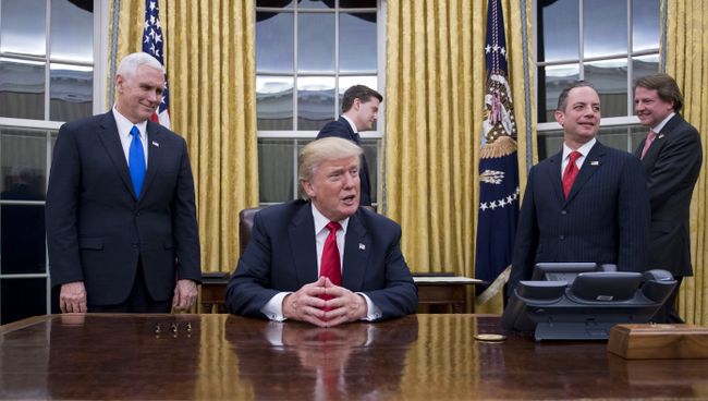 Президент США Дональд Трамп в Овальном кабинете Белого дома в Вашингтоне. Архивное фото Президент США Дональд Трамп в Овальном кабинете Белого дома в Вашингтоне. Архивное фото