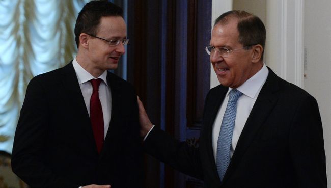 Министр иностранных дел РФ Сергей Лавров и министр внешнеэкономических связей и иностранных дел Венгрии Петер Сиярто во время встречи в Москве. 23 января 2017