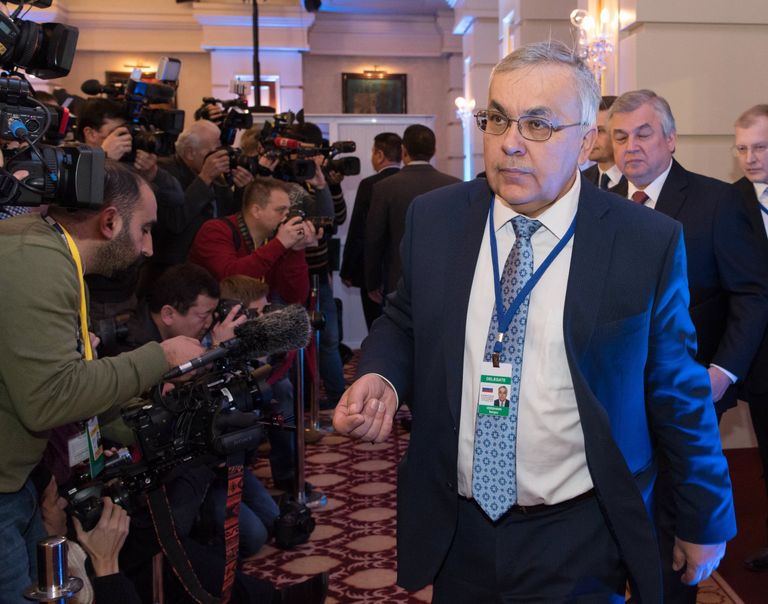 Директор Ближневосточного департамента МИД России Сергей Вершинин перед началом встречи по Сирии в Астане. 23 января 2017 Директор Ближневосточного департамента МИД России Сергей Вершинин перед началом встречи по Сирии в Астане. 23 января 2017