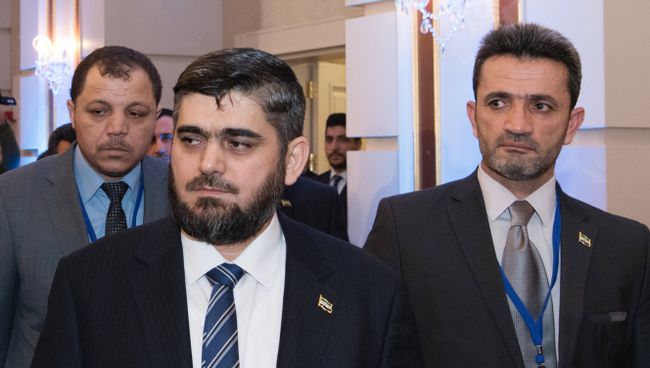 Глава делегации сирийской оппозиции Мухаммед Аллуш из группировки Джейш аль-Ислам перед началом встречи по Сирии в Астане. 23 января 2017 Глава делегации сирийской оппозиции Мухаммед Аллуш из группировки Джейш аль-Ислам перед началом встречи по Сирии в Астане. 23 января 2017