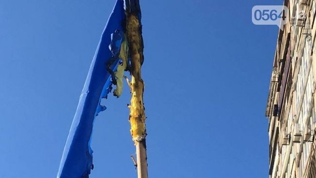 В Кривом Роге повторно сожгли Украинский флаг на стеле Героев В Кривом Роге повторно сожгли Украинский флаг на стеле Героев