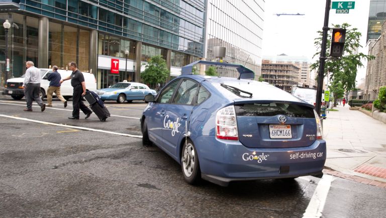 Беспилотный автомобиль Google на улице Вашингтона Беспилотный автомобиль Google на улице Вашингтона