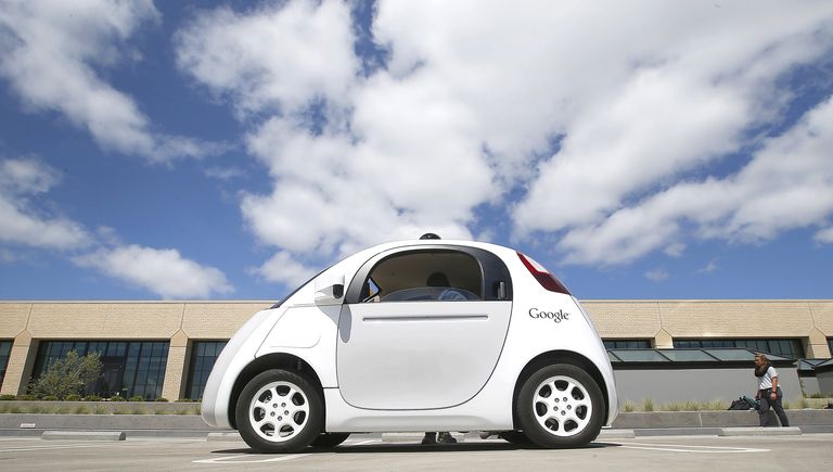 Беспилотный автомобиль Google на улице Маунтин-Вью, США Беспилотный автомобиль Google на улице Маунтин-Вью, США