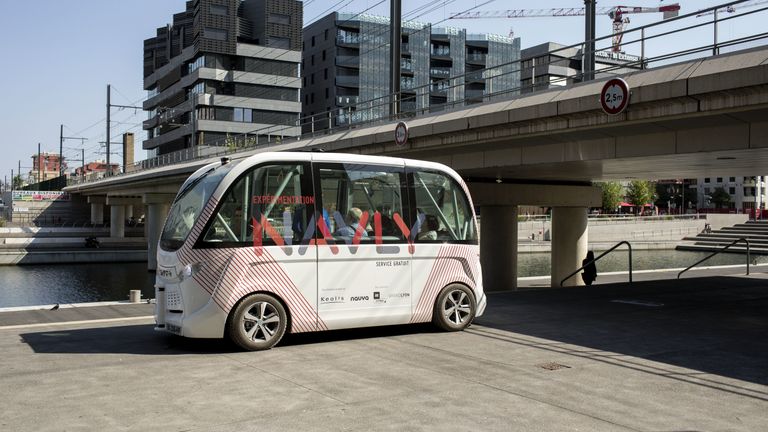 Беспилотный автобус на улице Лиона, Франция Беспилотный автобус на улице Лиона, Франция