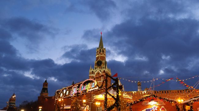 Спасская башня Московского Кремля и ГУМ-Ярмарка на Красной площади