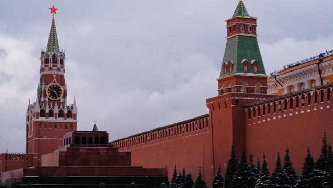 Спасская (слева) и Сенатская башни Московского Кремля. Архивное фото Спасская (слева) и Сенатская башни Московского Кремля. Архивное фото