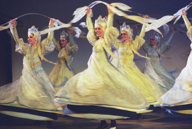 Солистки ГААНТ под руководством Игоря Моисеева. Сцена из сюиты Русская зима Солистки ГААНТ под руководством Игоря Моисеева. Сцена из сюиты Русская зима