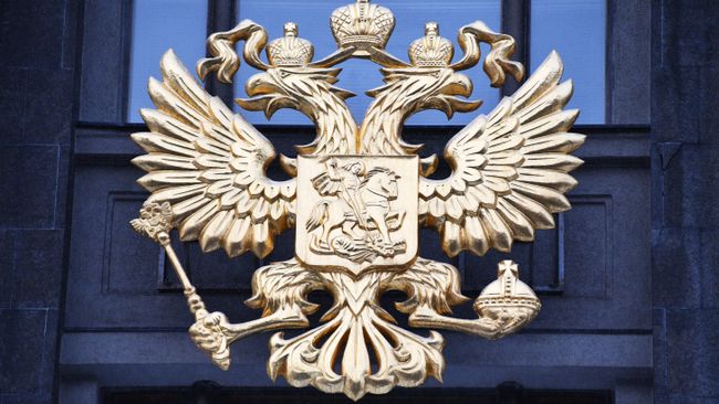Герб РФ на здании Государственной Думы РФ на улице Охотный ряд в Москве. Архивное фото Герб РФ на здании Государственной Думы РФ на улице Охотный ряд в Москве. Архивное фото