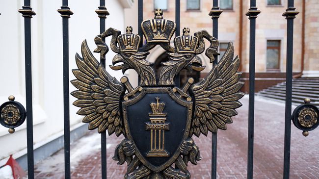 Герб на ограде у здания Генеральной прокуратуры России на улице Петровка в Москве. Архивное фото Герб на ограде у здания Генеральной прокуратуры России на улице Петровка в Москве. Архивное фото