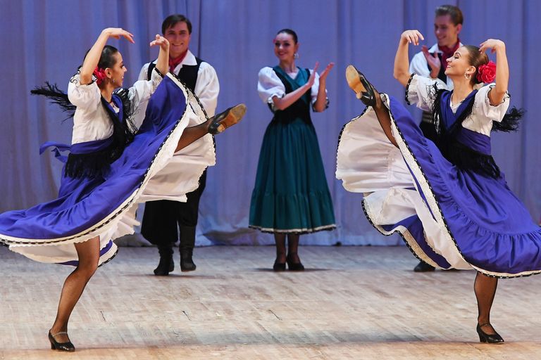 Артисты во время исполнения аргентинского танца Маламбо на класс-концерте, посвященном Дню рождения Игоря Моисеева в концертном зале имени П. И. Чайковского Артисты во время исполнения аргентинского танца Маламбо на класс-концерте, посвященном Дню рождения Игоря Моисеева в концертном зале имени П. И. Чайковского