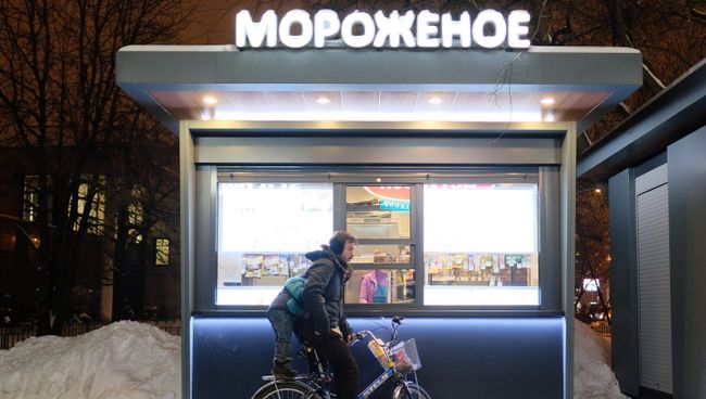 Велосипедист у киоска продажи мороженого. Архивное фото Велосипедист у киоска продажи мороженого. Архивное фото