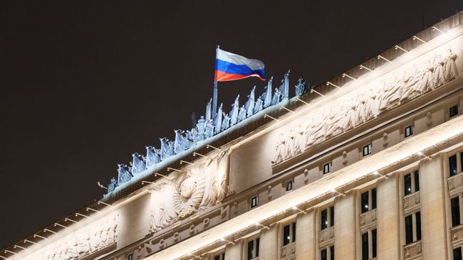 Флаг на здании министерства обороны РФ на Фрунзенской набережной в Москве. Архивное фото Флаг на здании министерства обороны РФ на Фрунзенской набережной в Москве. Архивное фото