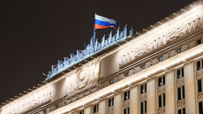Флаг на здании министерства обороны РФ на Фрунзенской набережной в Москве. Архивное фото Флаг на здании министерства обороны РФ на Фрунзенской набережной в Москве. Архивное фото