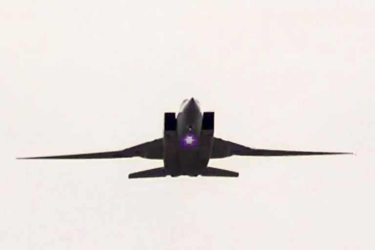 Сверхзвуковой стратегический бомбардировщик-ракетоносец ВКС РФ Ту-22М3 во время нанесения авиационного удара по объектам террористов в провинции Дейр-эз-Зор в Сирии