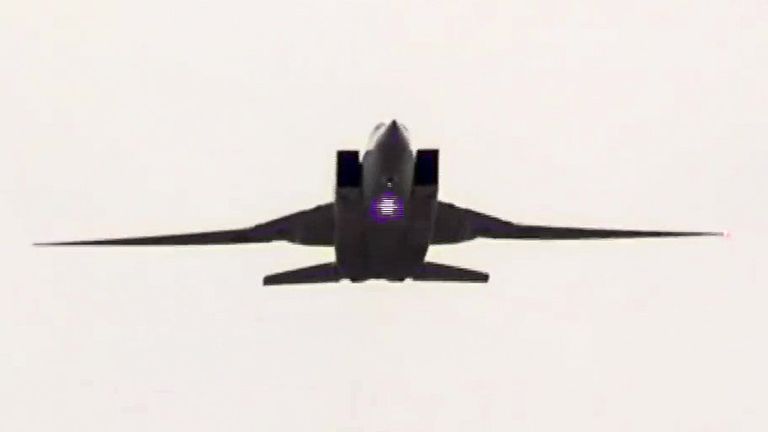 Сверхзвуковой стратегический бомбардировщик-ракетоносец ВКС РФ Ту-22М3 во время нанесения авиационного удара по объектам террористов в провинции Дейр-эз-Зор в Сирии Сверхзвуковой стратегический бомбардировщик-ракетоносец ВКС РФ Ту-22М3 во время нанесения авиационного удара по объектам террористов в провинции Дейр-эз-Зор в Сирии