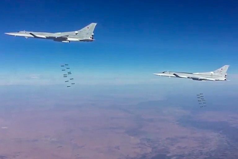 Сверхзвуковые стратегические бомбардировщики-ракетоносцы ВКС РФ Ту-22М3 во время нанесения авиационного удара по объектам террористов в провинции Дейр-эз-Зор в Сирии