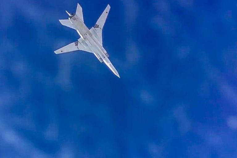 Сверхзвуковой стратегический бомбардировщик-ракетоносец ВКС РФ Ту-22М3 во время нанесения авиационного удара по объектам террористов в провинции Дейр-эз-Зор в Сирии