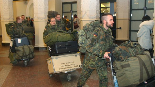 Военнослужащие вооруженных сил Германии в аэропорту Вильнюса, Литва. 24 января 2017 Военнослужащие вооруженных сил Германии в аэропорту Вильнюса, Литва. 24 января 2017