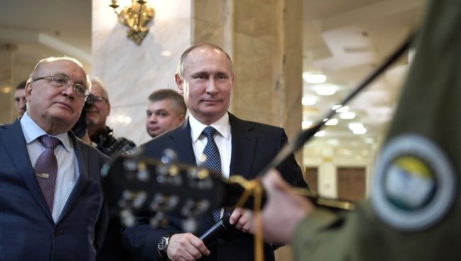 Президент РФ Владимир Путин и ректор Московского государственного университета имени М.В. Ломоносова Виктор Садовничий (слева) на встрече со студентами Президент РФ Владимир Путин и ректор Московского государственного университета имени М.В. Ломоносова Виктор Садовничий (слева) на встрече со студентами