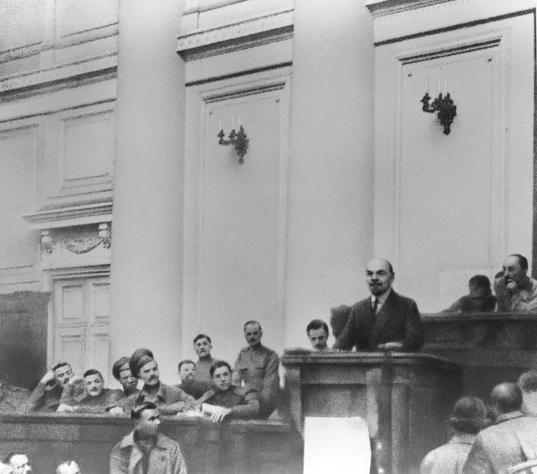 Владимир Ильич Ленин выступает в зале заседаний Таврического дворца с Апрельскими тезисами. Петроград, апрель 1917 
