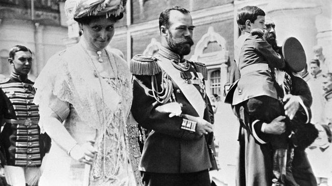 Российский Император Николай II, Императрица Александра Федоровна и цесаревич Алексей Российский Император Николай II, Императрица Александра Федоровна и цесаревич Алексей