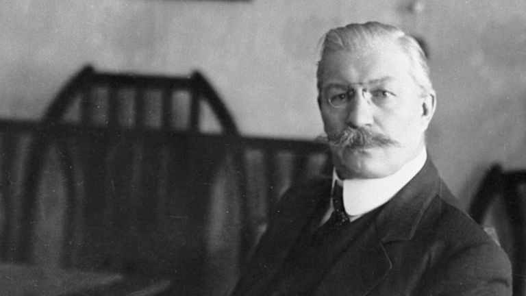 Павел Николаевич Милюков (1859-1943), русский политический деятель, историк и публицист. Министр иностранных дел Временного правительства в 1917 году. С 1916 г. почётный доктор Кембриджского университета. Павел Николаевич Милюков (1859-1943), русский политический деятель, историк и публицист. Министр иностранных дел Временного правительства в 1917 году. С 1916 г. почётный доктор Кембриджского университета.
