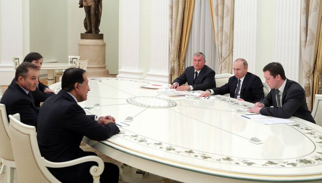Президент РФ Владимир Путин и главный исполнительный директор ПАО НК Роснефть Игорь Сечин на встрече с представителями зарубежных деловых кругов. 25 января 2017