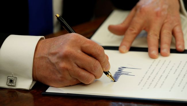 Президент США Дональд Трамп во время подписания документов Президент США Дональд Трамп во время подписания документов