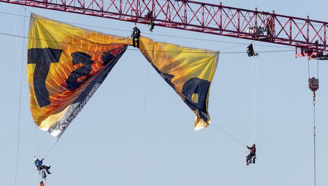 Участники протестов из Greenpeace захватили строительный кран в Вашингтоне. Участники протестов из Greenpeace захватили строительный кран в Вашингтоне.